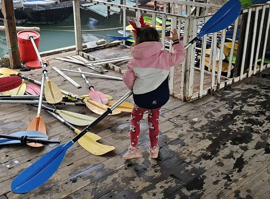 Mái chèo khi sử dụng kayak tại Vịnh Hạ Long