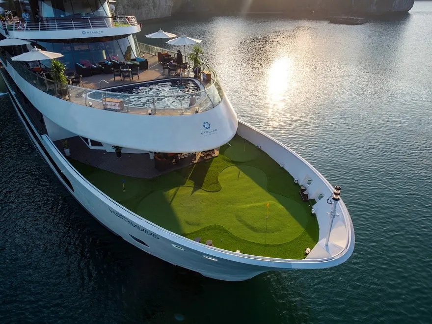 Sần Golf và hồ bơi tại tầng 2 và 3 của Du thuyền Stellar of the Seas