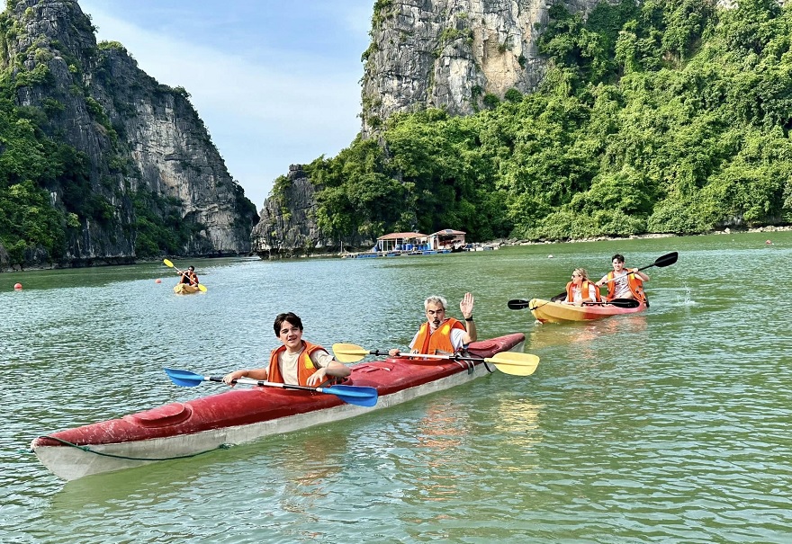 Trải nghiệm chèo Kayak tại Vung Viêng