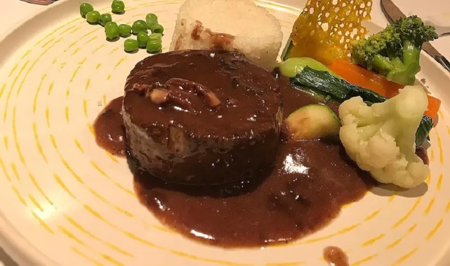 Ẩm thực phong phú với thực đơn Á - Âu tự tin lam hài long du khách Scarlet Pearl