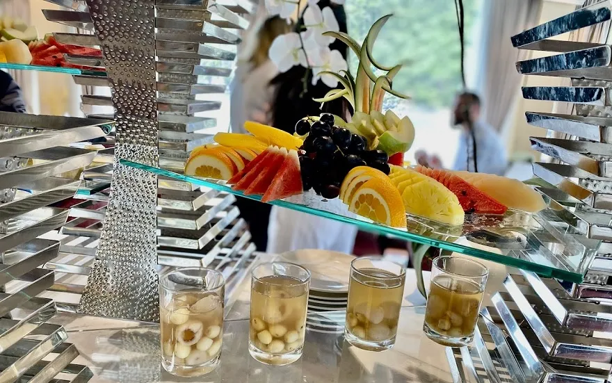 Ẩm thực tại Capella Cruise có đa dạng các món Á - Âu và bố trị bắt mắt