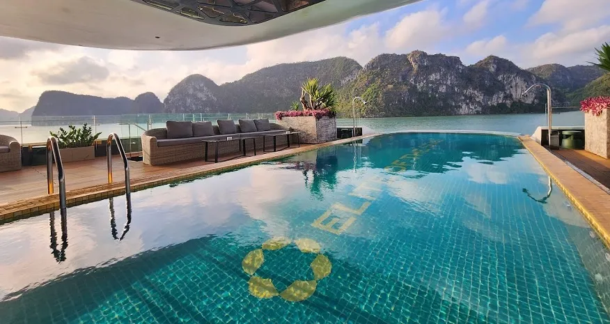 Bể bơi dát vàng của Du thuyền Elite Of The Seas