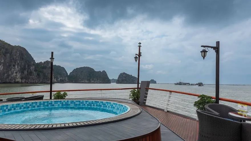 Bể sục trên Orchid Classic Cruise