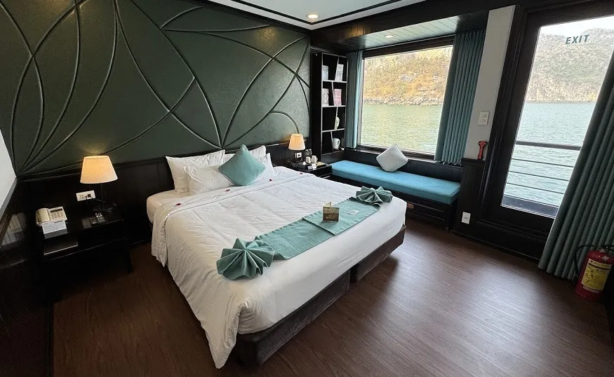 Các cabin của Peony Cruises đều được bố trí ban cong với view hướng ra Vịnh Hạ Long