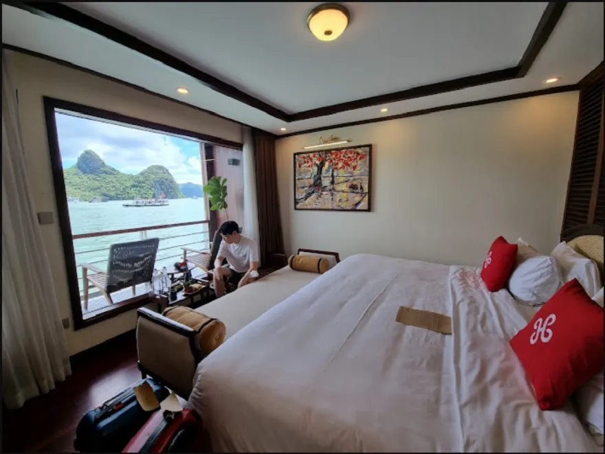 Các cabin tại Heritage Bình Chuẩn đều co ban công riêng và cửa số hướng ra Vịnh Kỳ Quan