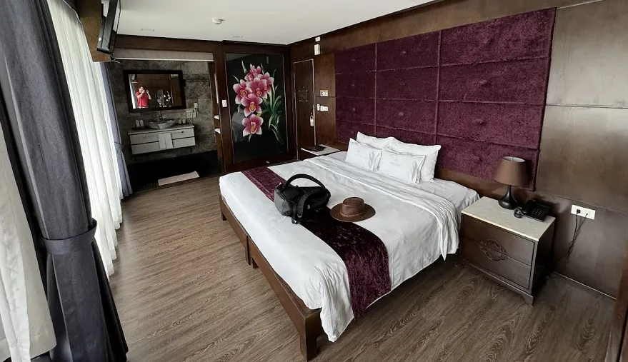 Các cabin trên Orchid Classic Cruise được bố trí ban công giúp du khách có thể quan sát trọn vẹn Vịnh Kỳ Quan