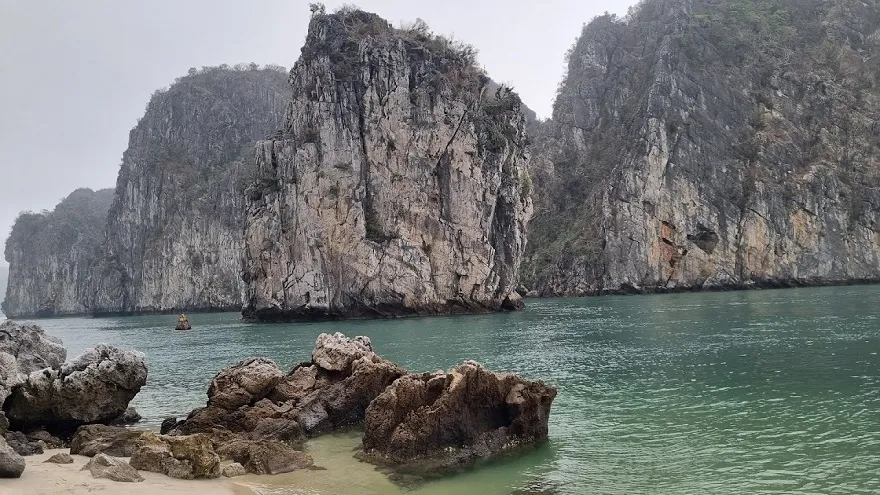 Cảnh sắc tuyệt đẹp của Vịnh Bái Tử Long noi mà du thuyền Swan lựa chọn làm điểm trải nghiệm chính