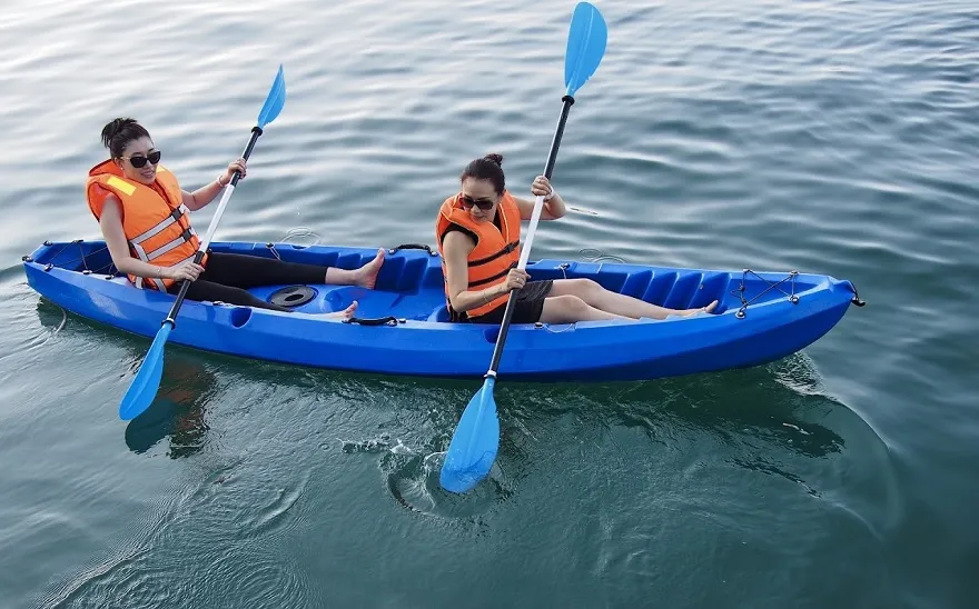 Chèo Kayak là một trong những hoạt động trải nghiệm thú vị trong hành trình tour của du thuyền Era