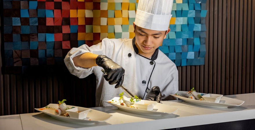 Đầu bếp trên du thuyền giới thiệu các món ăn