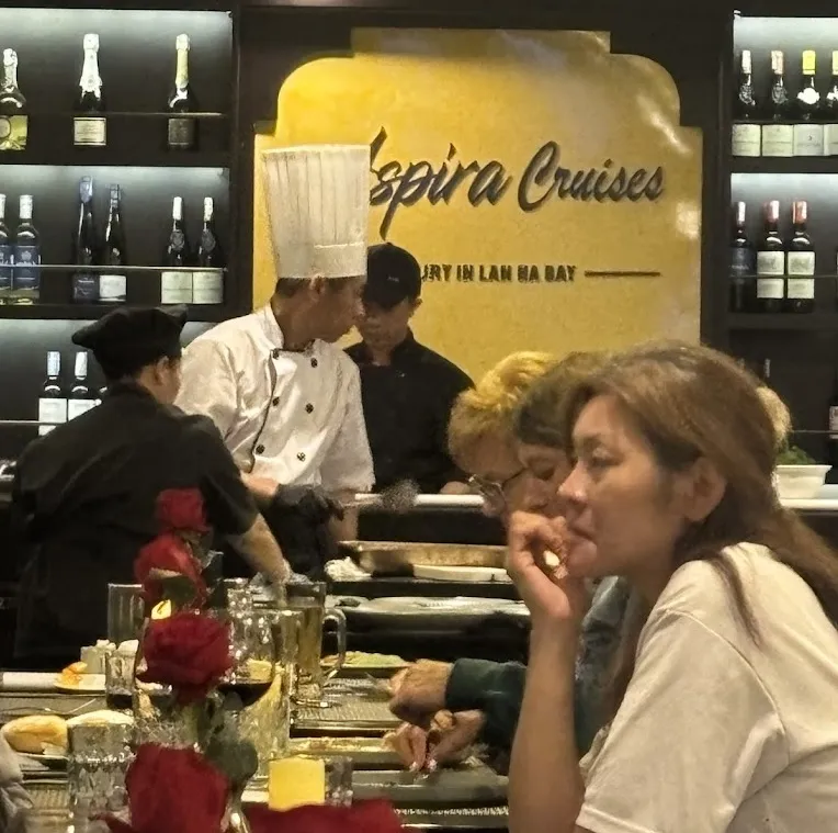 Đội ngũ nhân viên của Aspire Cruise luôn luôn nhiệt tình hộ trợ du khách