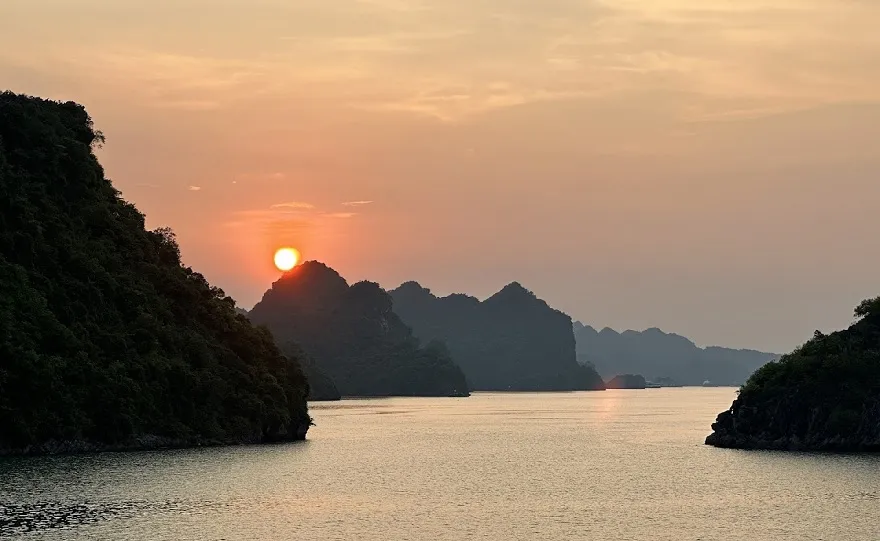 Du thuyền Era Cruise lựa chọn Vịnh Lan Hạ là điểm trải nghiệm chính