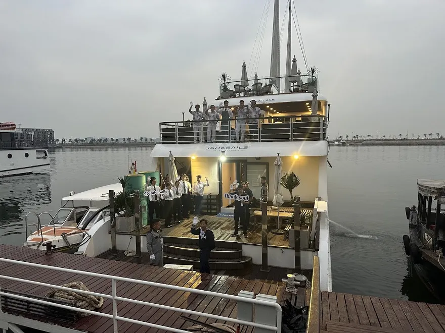 Du thuyền Jade Sails đón khách tại bến cảng Tuần Châu