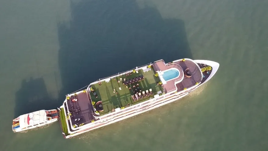 Du thuyền Dora thiết kế rộng rãi và Sundeck nằm tại boong trên cùng của du thuyền