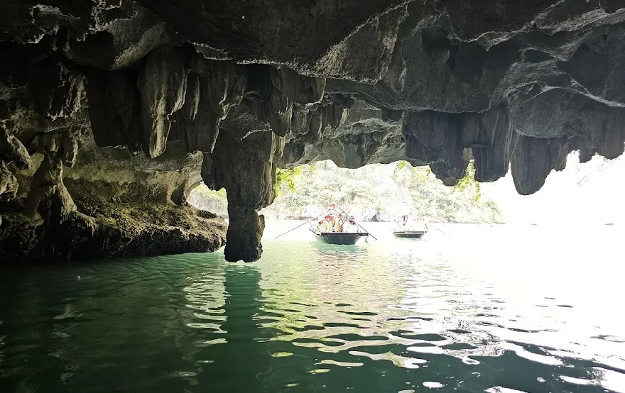 Hang Sáng Tối là một trong những điểm đến ưa thích trong hải trình của Scarlet Pearl Cruises