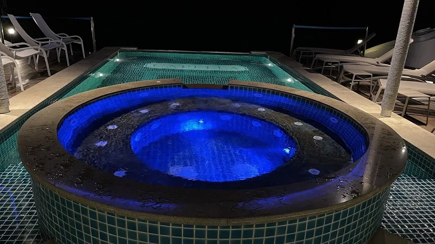 Hồ bơi trên du thuyền Capella Cruise