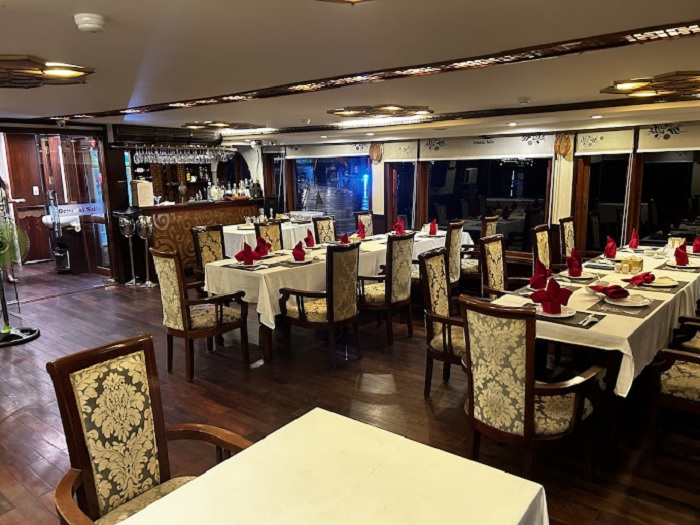 Không gian nhà hàng trên du thuyền Oriental Sails