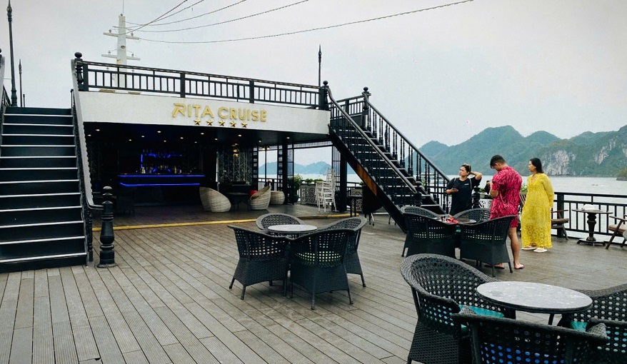 Khu vực Sundeck trên du thuyền Rita.jpg