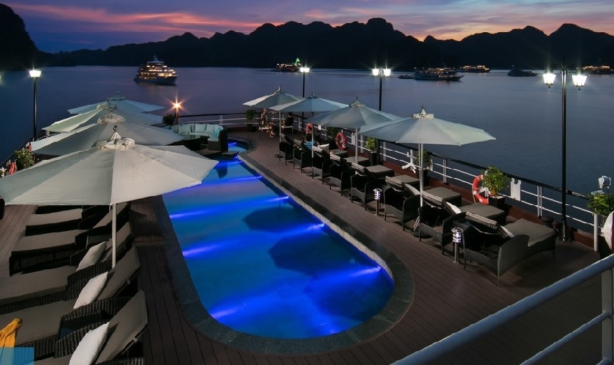 Khu vực Sundeck với thiết kế trẻ trung với hồ bơi, khu tắm nắng...