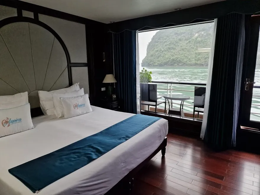 Mỗi Cabin của du thuyền Aspire đều có bán công và view hướng ra Vịnh kỳ Quan 
