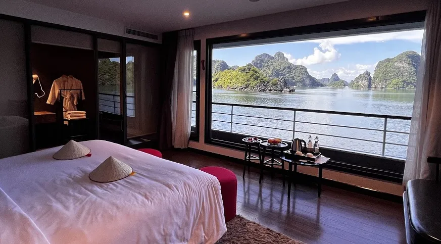 Mỗi Cabin tại Scarlet Pearl Cruise đều có ban công riêng và vew hướng ra Vịnh kỳ quan