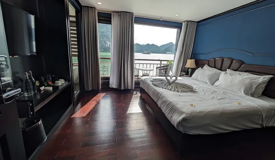 Mỗi phòng tại Dora Cruise đều có ban công hoặc cửa số hướng ra Vịnh 