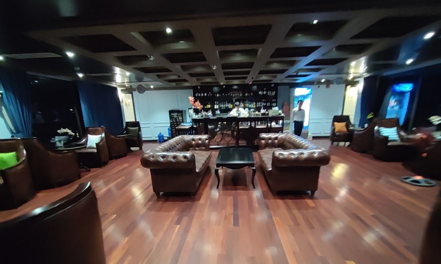 Nội thất với thiết kế chủ đạo bàng gỗ của du thuyền Le Theatre