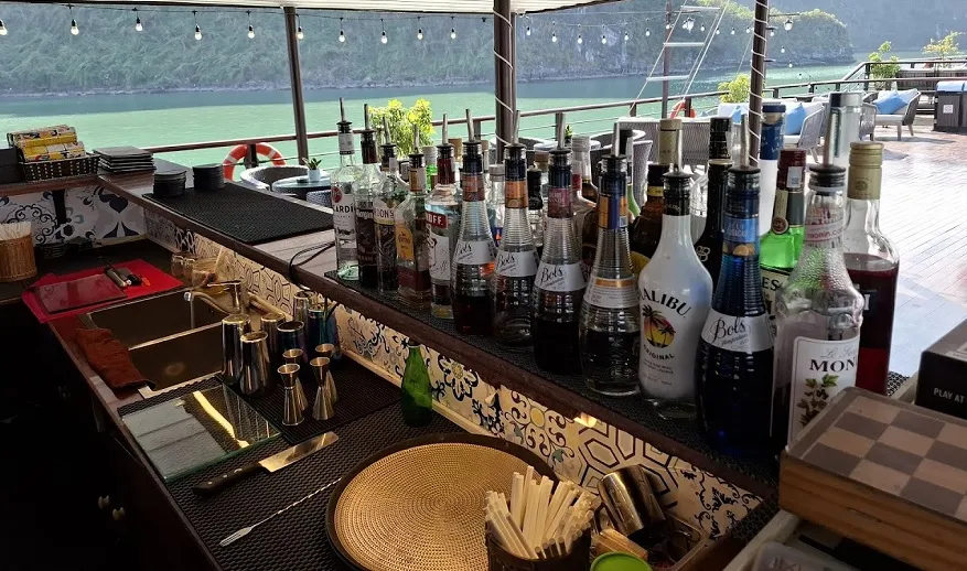 Quầy bar tại khu vực Sundeck của Peony Cruises Ha Long