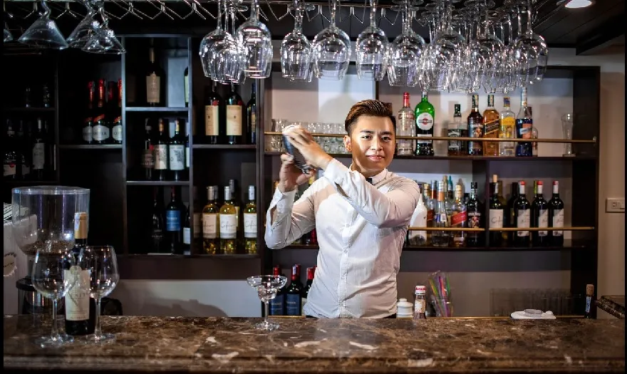 Skybar trên sân thượng Alisa Cruise là nơi du khash có thể trải nghiệm những lý coctail tuyệt vời