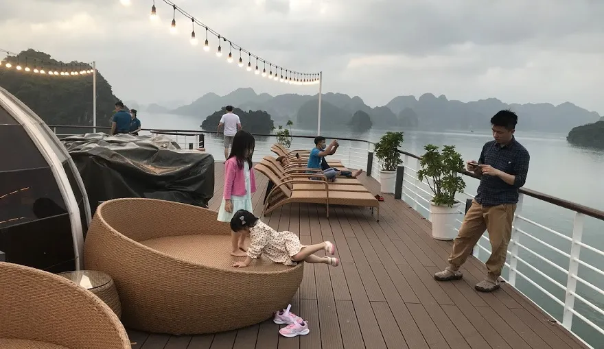 Sundeck của Capella Cruise là nơi du khách có thể thư giãn tắm nắng và ngắm nhìn Vịnh Hạ Long
