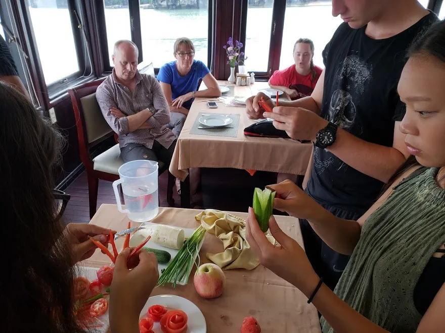 Tham gia lớp học nấu ăn (tia hoa) trên du thuyền Swan