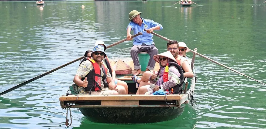 Tham quan Hang động bằng kayak hoặc đò nan cũng là một trong những trải nghiệm độc đáo trong hành trình tour