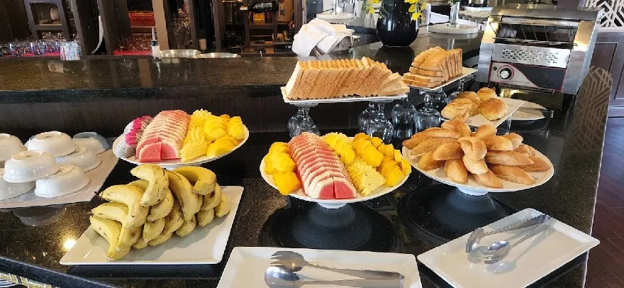 Trải nghiệm ẩm thực đa dạng với đầy đủ các món Á - Âu trên du thuyền Era