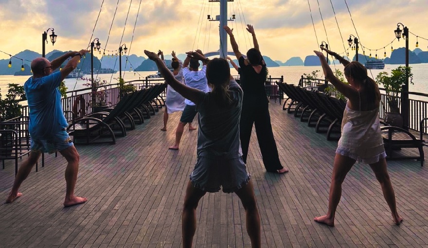 Trải nghiệm tập Yoga vào sáng sớm trên du thuyền Sena Cruise