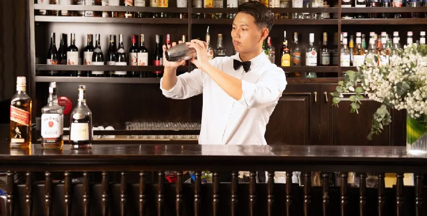 đồ uống đa dạng tại quầy bar trên du thuyền Athela royal