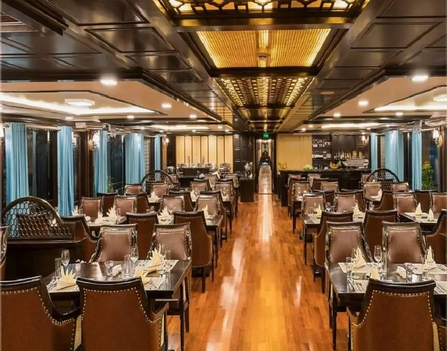 nhà hàng La Corona của du thuyền La Regina Legend 