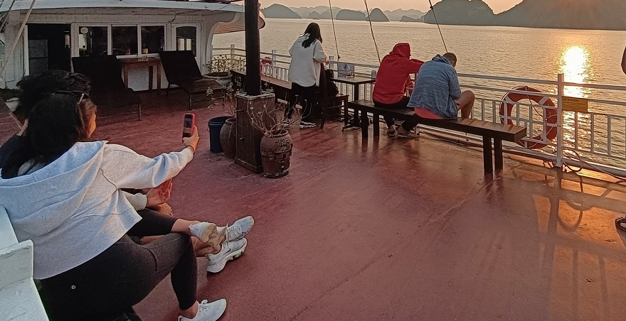 Khu vực sundeck trên du thuyền thăm Vịnh Hạ Long 6 tiếng sáng