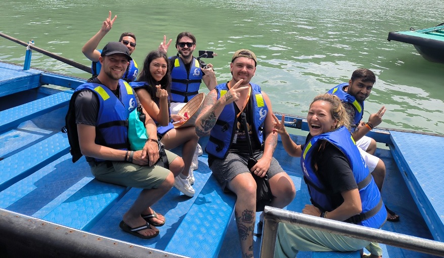 Trải nghiệm đi thuyền nan khám phá hang Luồn là một trong những điểm thú vị trên hành trình tour 6 tiếng sáng