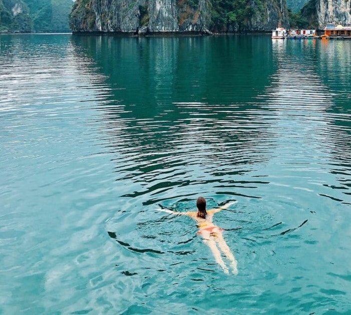 Tắm biển tại Vịnh Hạ Long