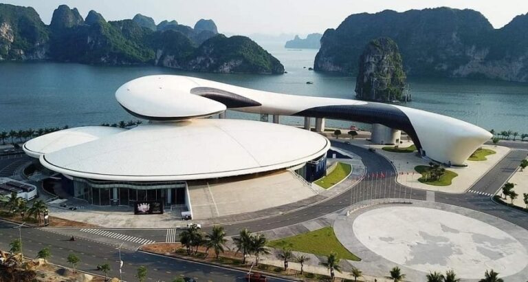 Cung cá heo Hạ Long ảnh hưởng nặng nề sau bão Yagi