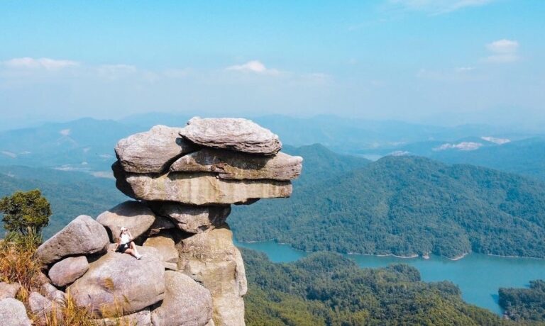 Núi đá chồng Quảng Ninh – địa điểm du lịch độc đáo và mạo hiểm