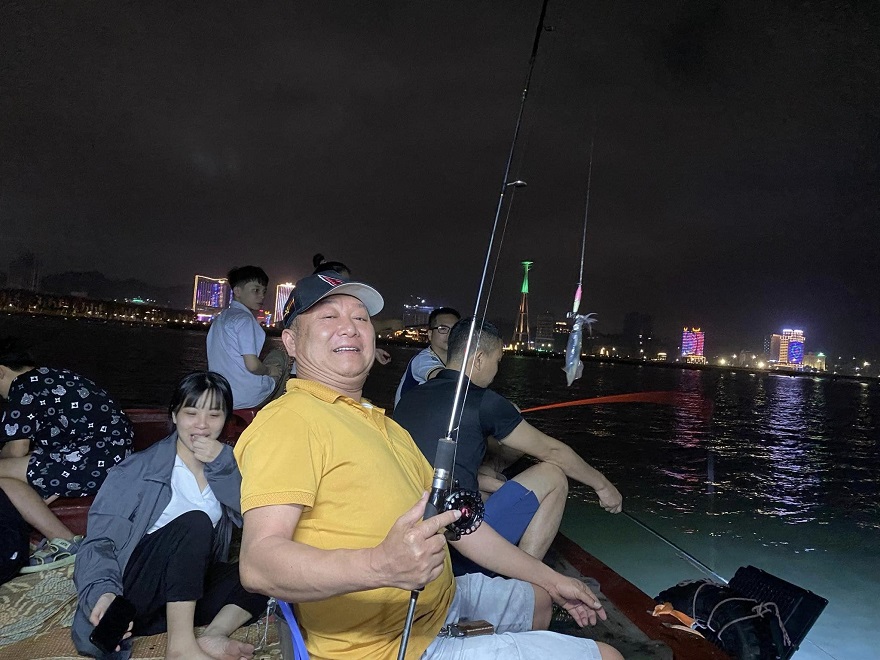 Trải nghiệm thích thú vị khi tham gia tour câu mực