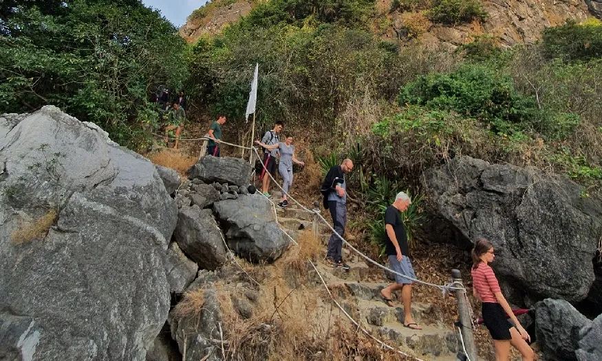 Con đường lên Thiên Cảnh Sơn cũng là một thử thách nhỏ đối với du khách 