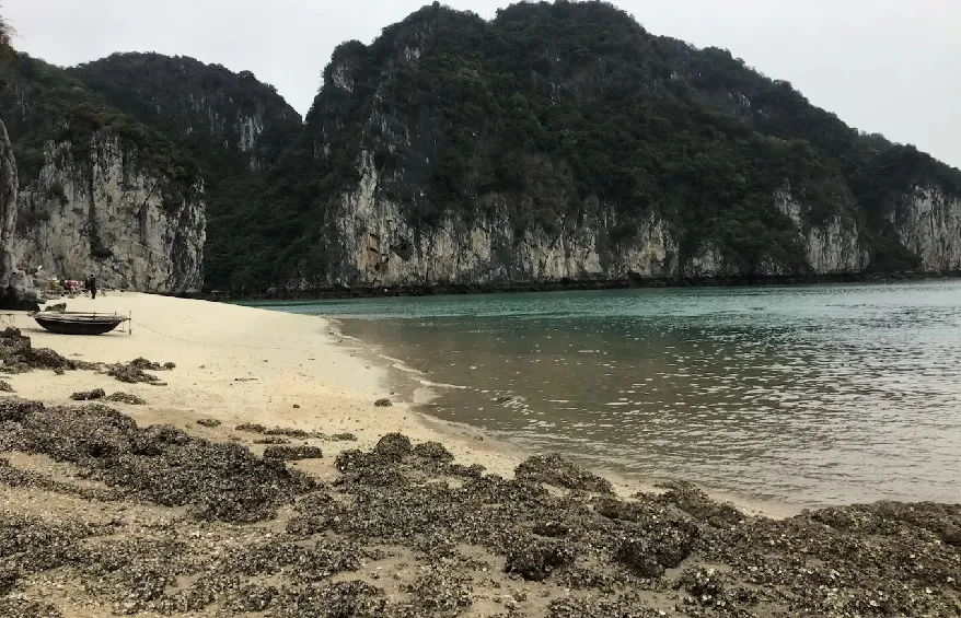Dưới chân núi nơi có Hang Thiên Cảnh Sơn lầ bãi biển với làn nước trong vắt