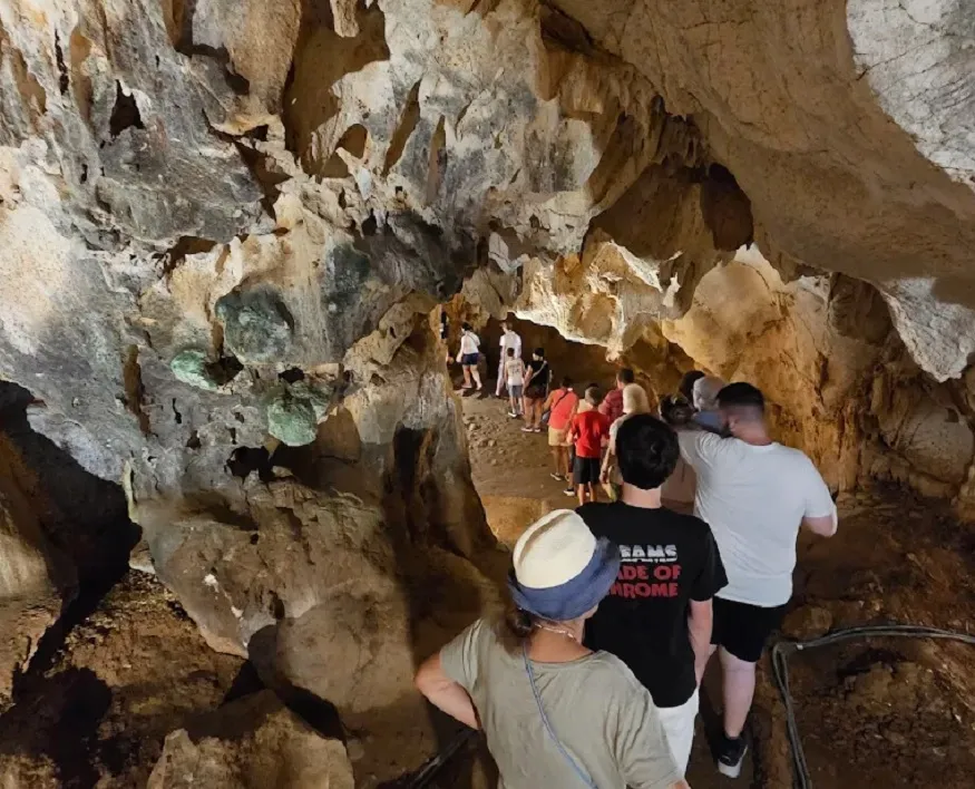 Đường dãn trong hang Thiên Cảnh Sơn khá hẹp chỉ đủ để đi hang một