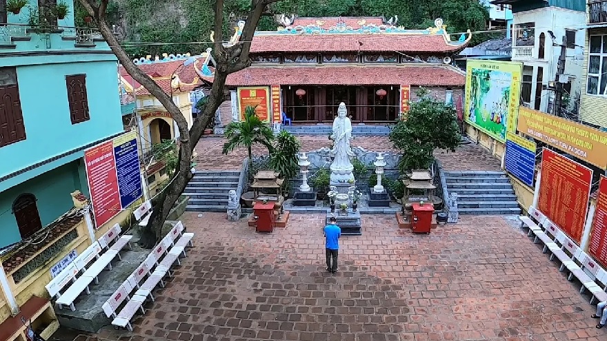 Khu vực Chính điện với kiểu kiến trúc chữ Đinh tại Chùa Long Tiên