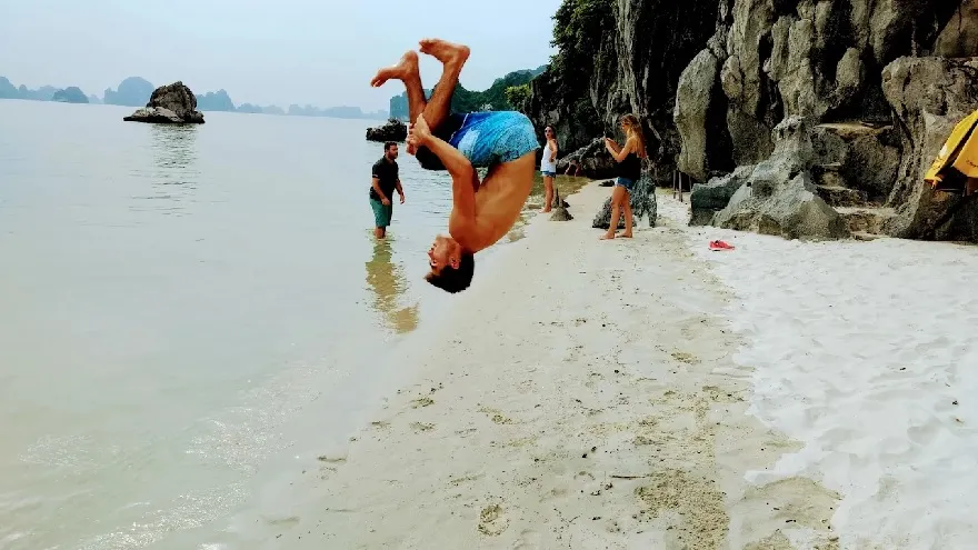 Tắm biển tại Bãi biển dưới chân núi của nói có Hang Thiên Cảnh Sơn