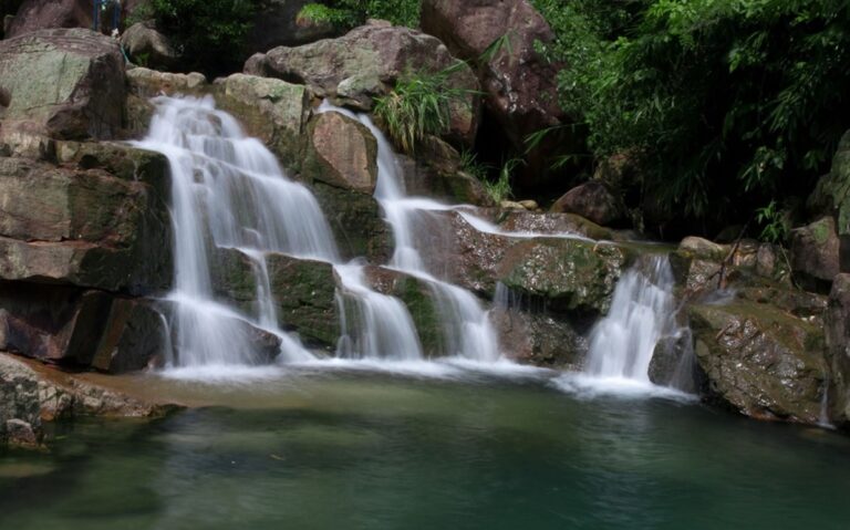 Khám phá thác Lựng Xanh ở Quảng Ninh