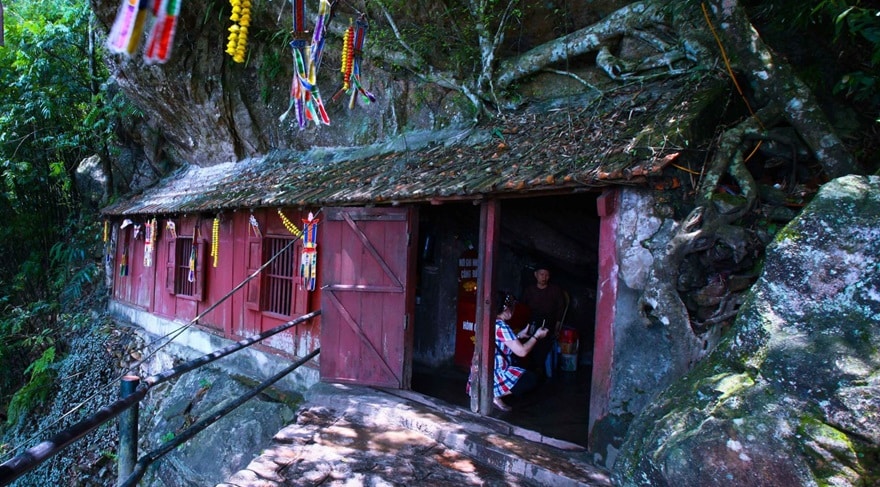 Chùa một mái làm treo leo trên vách đá