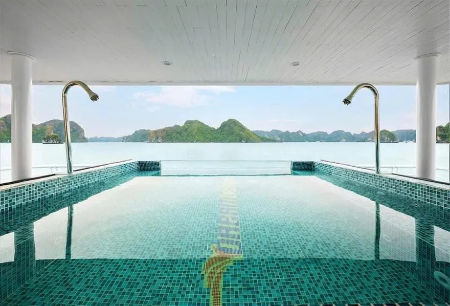 Tầng 2 trên du thuyền VDream ngoài nhà hàng còn thêm bể sục jacuzzi ngoài trời