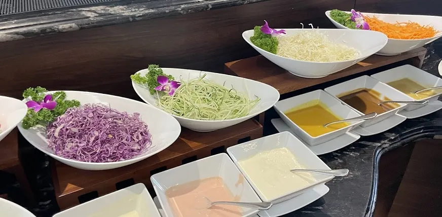 Ẩm thực của du thuyền Ambassador II vô cùng phong phú giúp du khách có nhiều lựa chọn